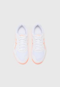 Hvide sportsko med en tekstureret mesh-overdel, prydet med orange detaljer og syntetiske overlays, slankt design og traditionelt snøresystem.