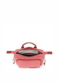 Sac à dos en tissu rose avec une poignée supérieure, fermeture éclair et doublure intérieure rayée. Il comprend une poche avant externe et des sangles latérales.