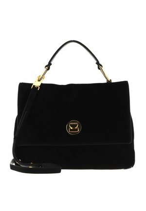 Sac à main en daim noir avec des ferrures dorées, une poignée supérieure unique, une bandoulière ajustable et une fermeture à boucle circulaire dorée sur le rabat avant.