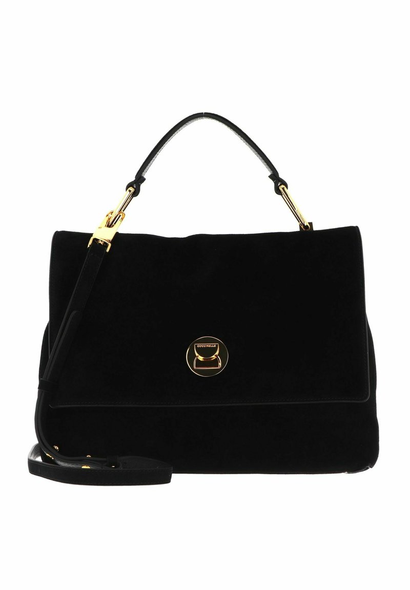 Sac à main en daim noir avec des ferrures dorées, une poignée supérieure unique, une bandoulière ajustable et une fermeture à boucle circulaire dorée sur le rabat avant.