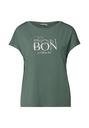 Grünes Kurzarm-T-Shirt aus weichem Stoff mit einem weißen Grafikdruck, der die Worte „BON“ und „gute Dinge kommen“. Rundhalsausschnitt.