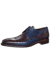 Chaussures en cuir marron avec un design en croûte de crocodile texturé souligné par des détails bleus, présentant un bout arrondi et un système de laçage.