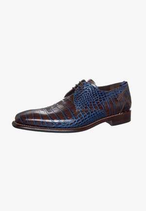 Chaussures en cuir marron avec un design en croûte de crocodile texturé souligné par des détails bleus, présentant un bout arrondi et un système de laçage.