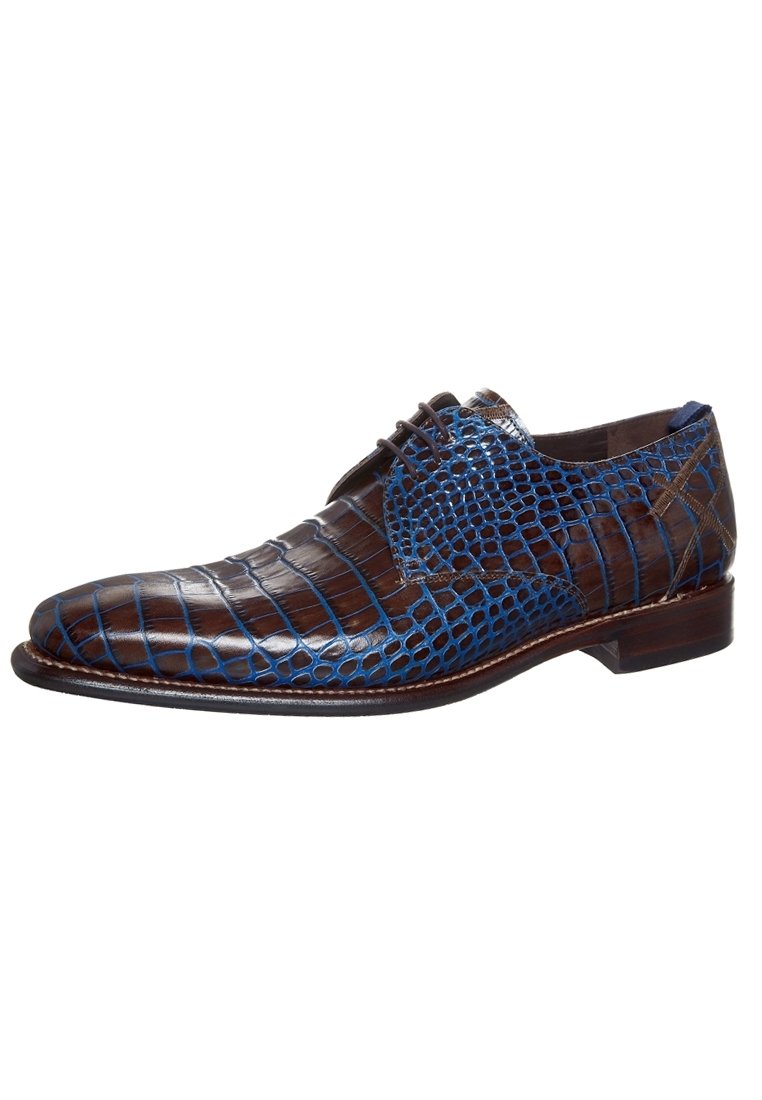 Chaussures en cuir marron avec un design en croûte de crocodile texturé souligné par des détails bleus, présentant un bout arrondi et un système de laçage.