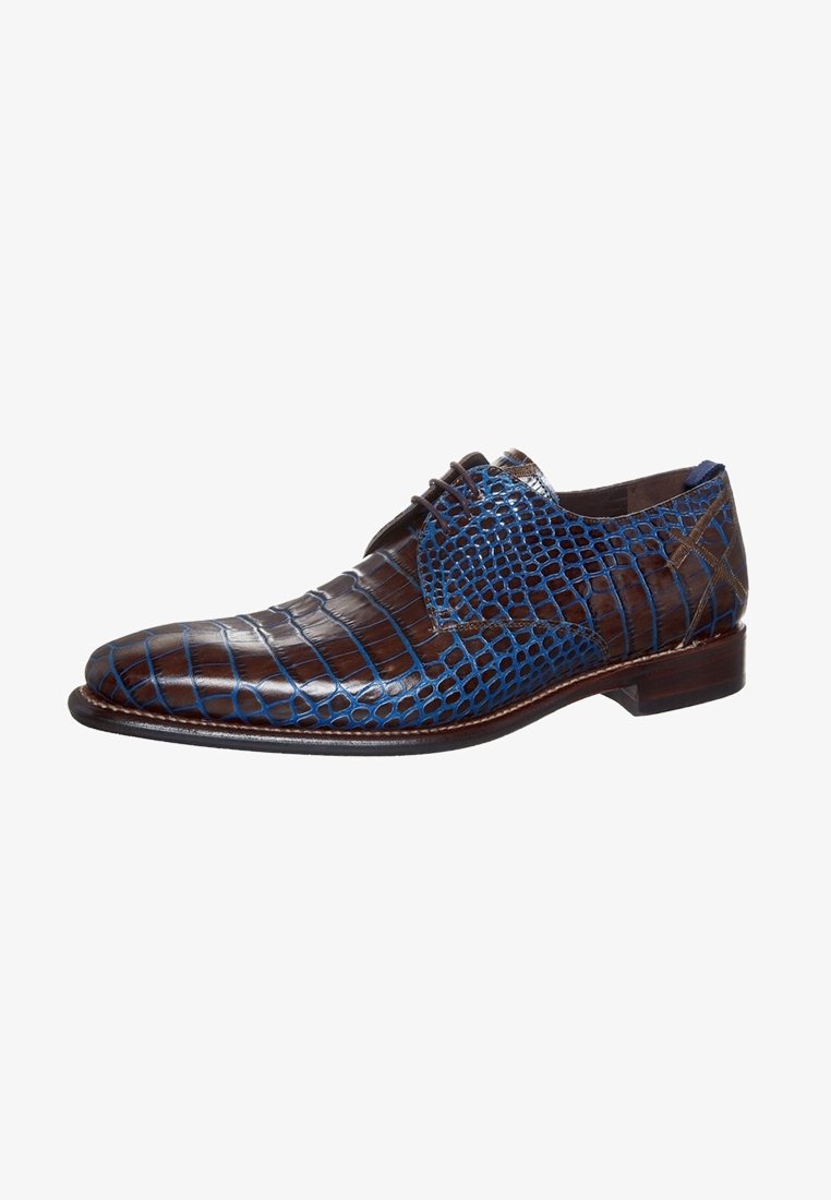 Chaussures en cuir marron avec un design en croûte de crocodile texturé souligné par des détails bleus, présentant un bout arrondi et un système de laçage.