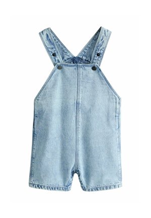 Světlé modré denimové krátké laclové kalhoty se zkříženými nastavitelnými ramenními popruhy a kovovými zapínáními na knoflíky na bílém pozadí.