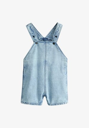 Šviesiai mėlyni džinsiniai trumpi kombinezonai su susikertančiomis reguliuojamomis petnešėlėmis ir metalinėmis sagomis ant balto fono.