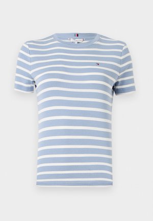 Lühikeste varrukatega sinine puuvillane T-särk, millel on valged horisontaalsed triibud ja väike logo rinnal. Ümara kaelusega ja vormitatud disainiga.