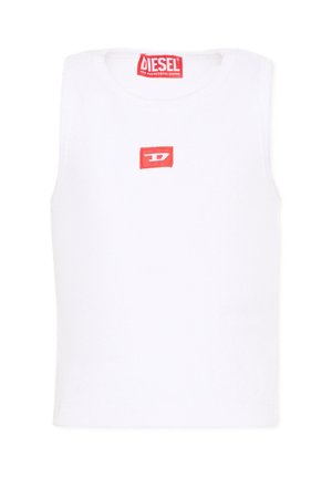 Chemise blanche sans manches de la marque Diesel avec un écusson logo rouge sur la poitrine et une étiquette rouge à l'intérieur du col.