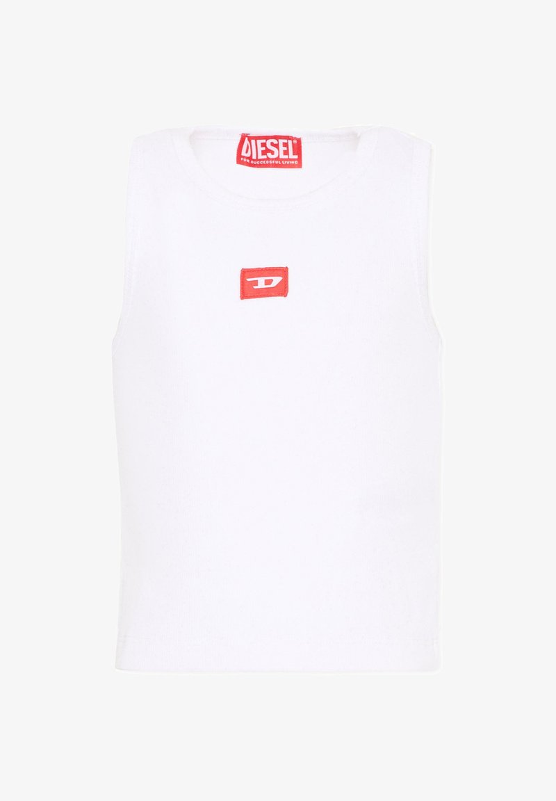 Chemise blanche sans manches de la marque Diesel avec un écusson logo rouge sur la poitrine et une étiquette rouge à l'intérieur du col.
