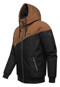 Chaqueta con capucha que presenta un diseño dividido con la parte superior en marrón y la inferior en negro. Fabricada con un tejido texturizado, cuenta con un cierre frontal y un bolsillo lateral.