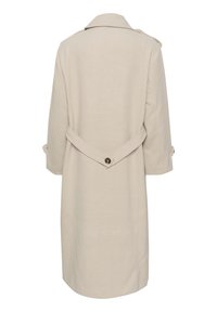 Palton bej din lână, cu un design cu dublă deschidere, mâneci lungi și talie cu brâu, având un detaliu cu nasture. Textură netedă, de lungime până la genunchi.
