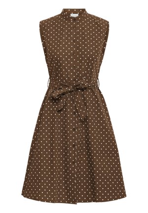 Vestido marrón sin mangas con lunares blancos, cierre de botones en la parte delantera, cuello alto y cinturón atado a la cintura.