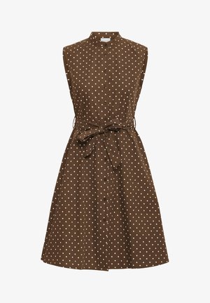 Varrukateta pruun kleit valgete täppidega, eest nööbitav, kõrge kraega ja seotud vöökinnitusega.