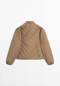 Veste matelassée couleur fauve avec motif en losanges, manches longues et poignets élastiques, vue de dos sur fond blanc.