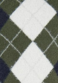 Dzianina o wzorze argyle w kolorach zielonym, białym i granatowym, z kształtem diamentów, teksturowaną powierzchnią oraz kontrastującymi białymi i zielonymi liniami.