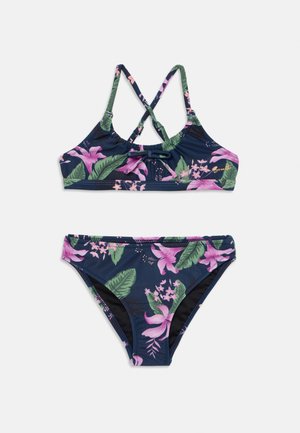 Virágmintás bikini szett, melynek háttérszíne sötétkék, rózsaszín virágokkal és zöld levelekkel. A felsőrész állítható pántokkal és keresztezett hátrészes dizájnnal készült.