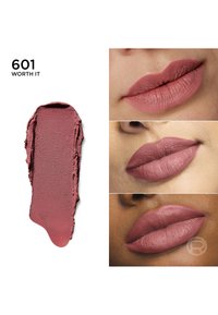 Matte mauve-roze lipstickmonster met het label 601 Worth It, aangebracht op de lippen van drie verschillende huidtinten.