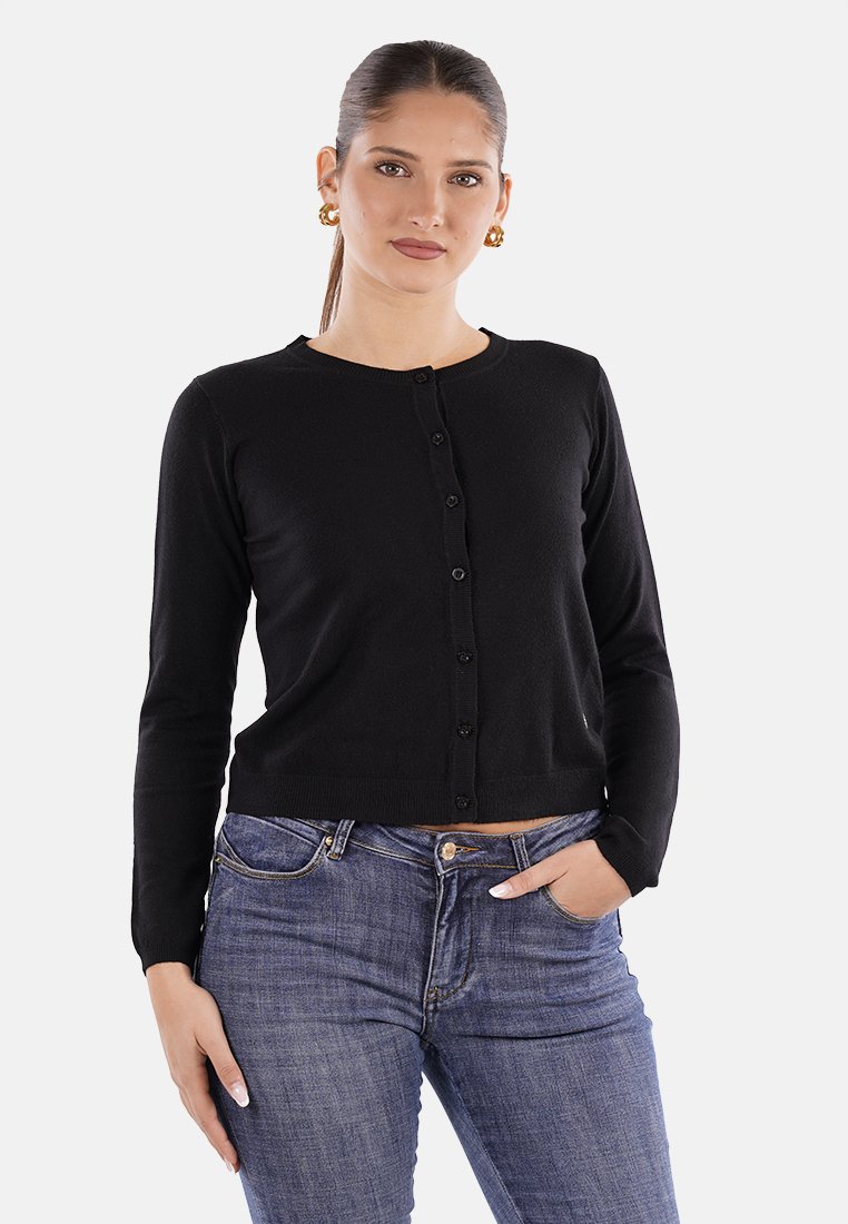 Cardigan nero con maniche lunghe, scollo rotondo e chiusura a bottone. Realizzato in un tessuto testurizzato, presenta un design cropped.