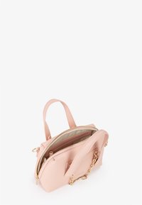 Borsa a mano in pelle rosa chiaro con un'esterno texturizzato, doppio manico, accento in catena dorata e scomparti con zip. L'interno è foderato.