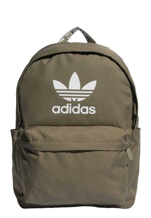 Sac à dos Adidas vert olive avec grande poche avant et logo Trefoil blanc ainsi que le nom de la marque sur le devant.