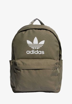 Sac à dos Adidas vert olive avec grande poche avant et logo Trefoil blanc ainsi que le nom de la marque sur le devant.