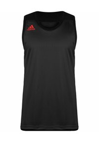 Sort ærmeløs træningstop lavet af åndbart stof. Har rødt Adidas-logo på venstre bryst og en lige kant.