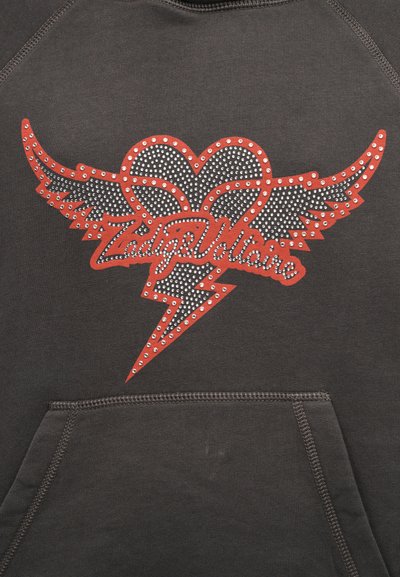 Μαύρο φούτερ με κεντρικό κόκκινο σχέδιο που απεικονίζει μια καρδιά με φτερά, διακοσμημένο με στρας. Διαθέτει εμπρόσθια τσέπη και ραμμένη τελειώματα.