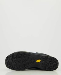 Suola di scarpa sportiva nera con battistrada robusto, caratterizzata da un'accente gialla e una superficie testurizzata per la trazione. Fondo piatto con motivi definiti.