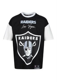 Svart och vit kortärmad T-shirt med texten "RAIDERS", Las Vegas-skript och en framträdande Raiders-logotyp med en hjälmdesign.