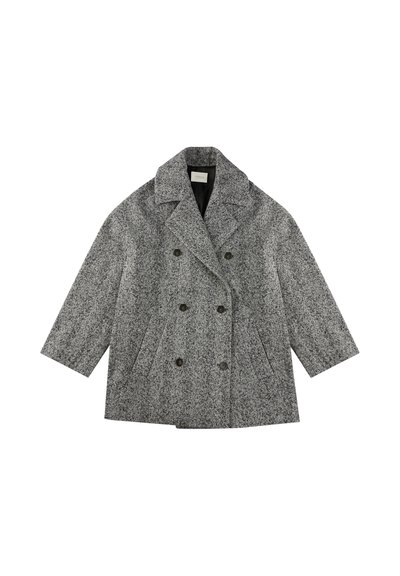 Cappotto doppiopetto grigio a scacchi con grandi rever, cuciture sulle spalle, due tasche laterali e quattro bottoni neri sul fronte.