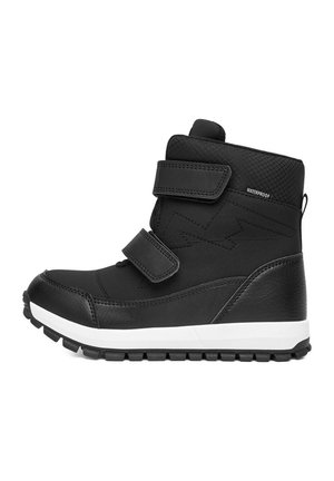 Botín negro impermeable hasta el tobillo con dos correas de Velcro, parte superior texturizada, entresuela blanca y suela negra rugosa para tracción.