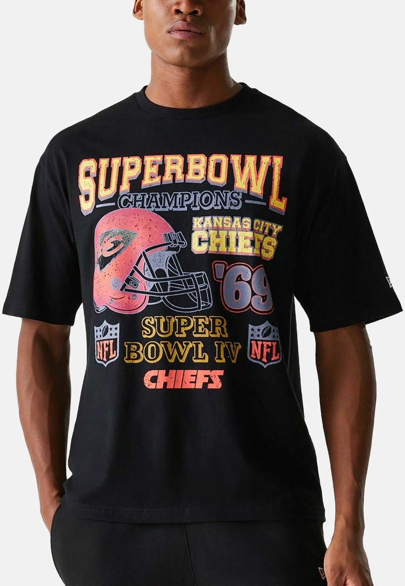 T-shirt noir avec un motif graphique coloré comprenant "Champions du Super Bowl", le logo des Kansas City Chiefs et un casque de football dans un style vintage.