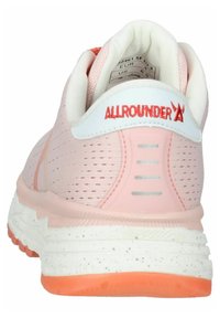 Scarpa sportiva rosa chiaro con tomaia in mesh traspirante, dettagli bianchi, colletto imbottito e suola intermedia bianca maculata. Logo rosso "ALLROUNDER" ben in evidenza.