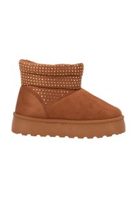 Bruine suède enkellaarsjes met een dikke, gestructureerde zool, voorzien van een omgeslagen kraag versierd met metalen studs.