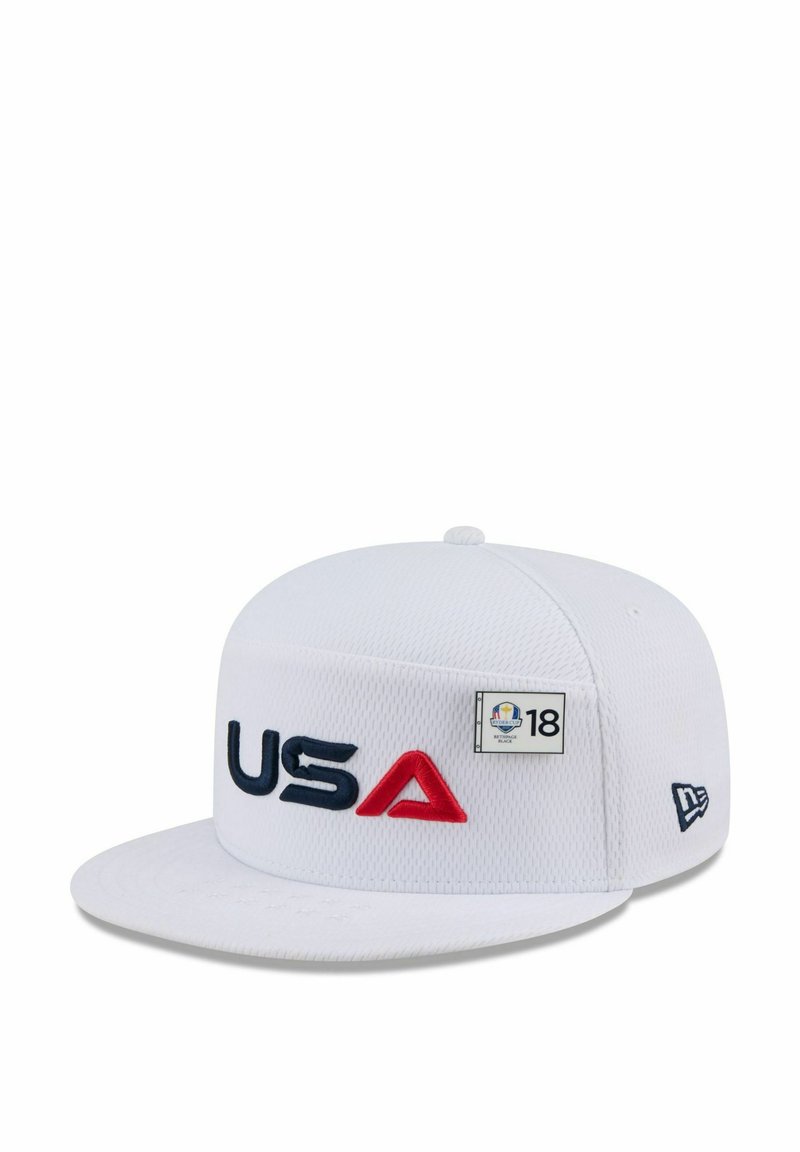 Weiße Kappe mit erhabenem "USA" in Marineblau und Rot, strukturiertem Stoff und einem Logo-Patch an der Seite mit "18". Flacher Schirm.