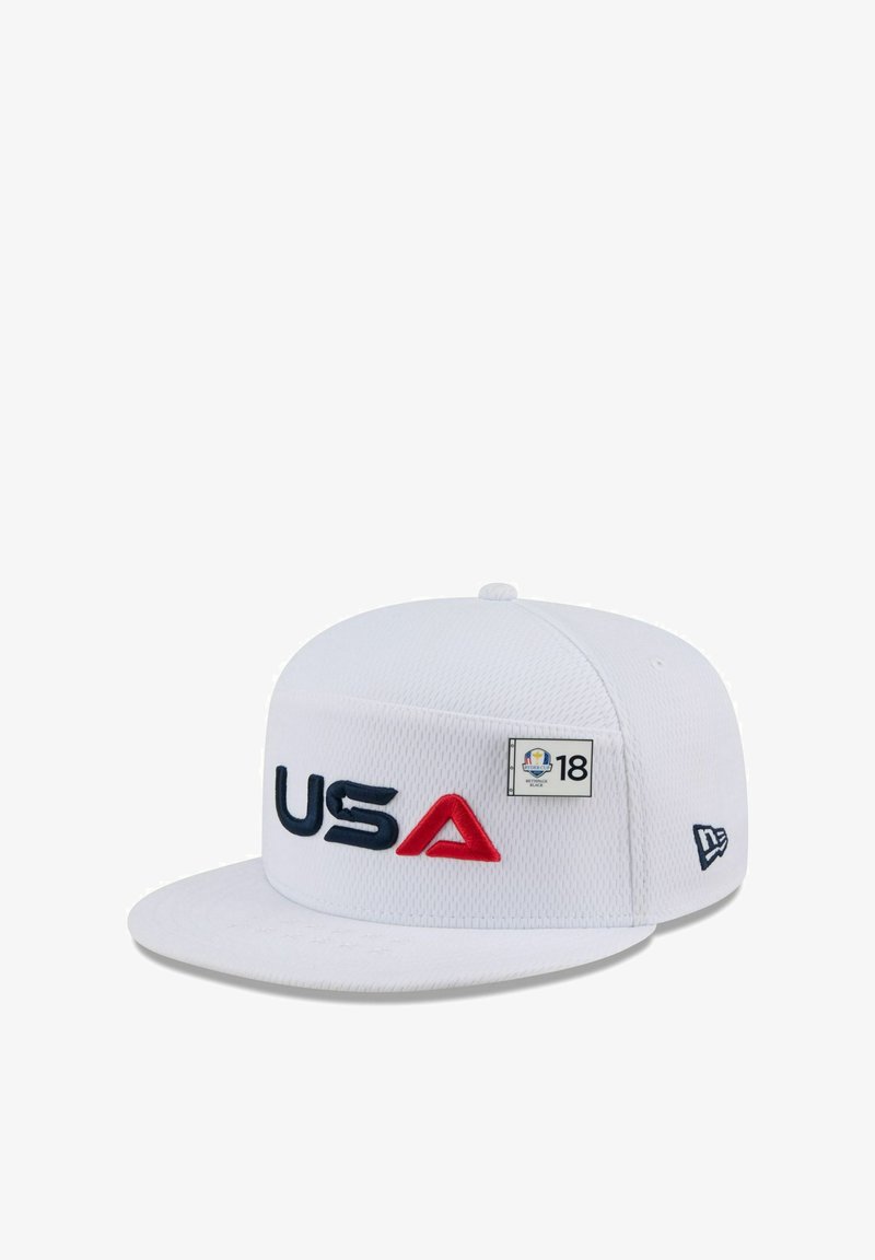 Casquette blanche avec "USA" en relief en bleu marine et rouge, en tissu texturé, et un écusson logo sur le côté avec "18". Design à visière plate.