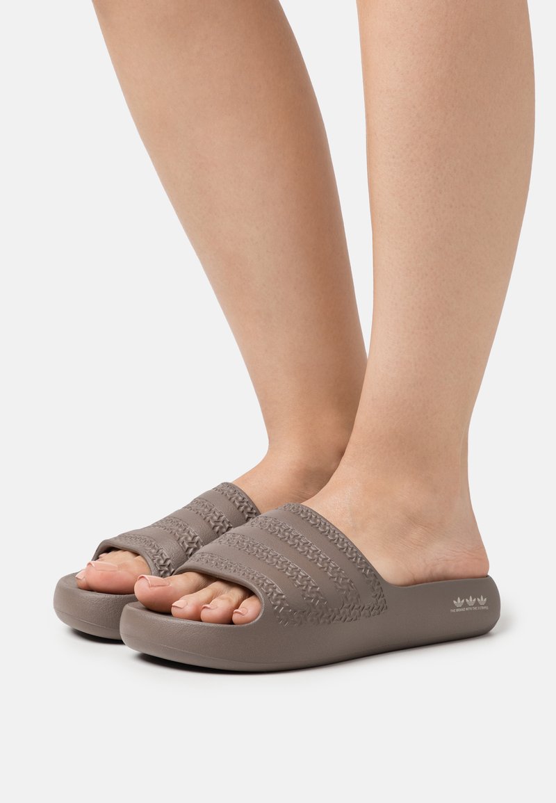 adidas Originals ADILETTE AYOON - Šľapky - earth strata/sand strata