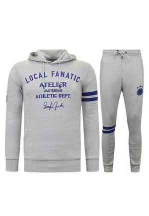 Grijze hoodie en sweatpants set met blauwe afgedrukte tekst en strepen, gemaakt van zacht materiaal met een casual ontwerp en voorzakken.