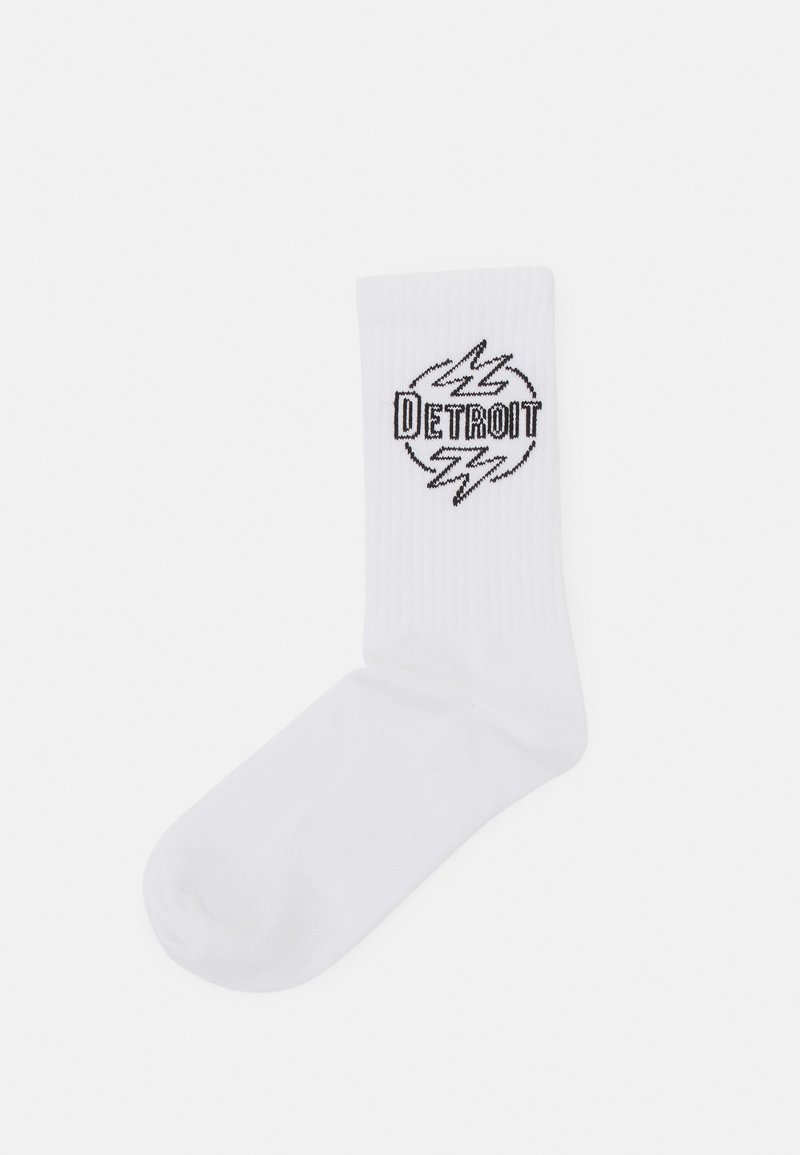 Calcetines de algodón blancos que presentan un diseño acanalado, con un texto bordado en negro que dice "Detroit" rodeado de acentos en zigzag.