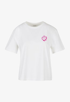 Valkoinen puuvillainen t-paita, jossa on pyöreä kaula-aukko ja lyhyet hihat. Tässä t-paidassa on vaaleanpunainen simpukkalogot vasemmassa rintamuksessa.