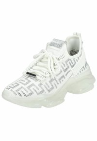 Zapatilla deportiva blanca con un diseño texturizado, que presenta un patrón geométrico en plata. Suela transparente, cordones y un acento brillante en la lengüeta.