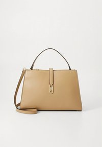 Sac à main en cuir tan avec un design structuré, poignée supérieure et bandoulière amovible. Il présente une fermeture dorée et une surface lisse et épurée.