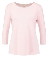 Haut tricoté rose clair à manches longues avec encolure ronde et manches trois-quarts, présenté sur un fond blanc.