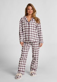 Geruit katoenen pyjamapakket in bordeauxrood en wit, met een knoopsluiting aan de bovenkant en bijpassende broeken, aangevuld met zachte, pluizige slippers.