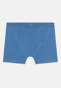 Blaue Herren-Boxershorts mit flachen Nähten und breitem elastischem Bund, flach auf einem weißen Hintergrund präsentiert.