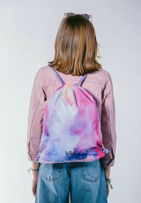 Zaino con cordoncino in un elegante motivo sfumato nei toni del rosa pastello, blu e viola. Realizzato in tessuto leggero, dotato di spallacci regolabili e logo.