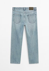 Jean en denim bleu clair vu de dos, avec deux poches arrière, passants pour ceinture et une étiquette de marque en cuir foncé sur la ceinture.