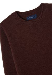 Brauner Wollpullover mit Rundhalsausschnitt, ausgestattet mit einem gerippten Kragen und sichtbarem Strickmuster. Markenschild "PIOMBO" sichtbar auf der Innenseite.