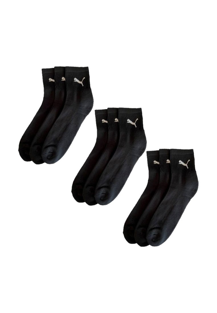Drei Sets von drei schwarzen Knöchelsocken mit weißen Puma-Logos am Abschluss sind vor einem weißen Hintergrund ausgestellt.
